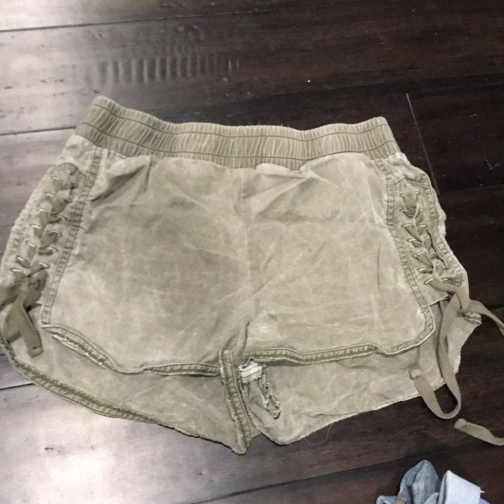 Shorts w side detail